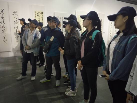 刘永丰副主任在书法篆刻展览区进行书法实践教学宣讲
